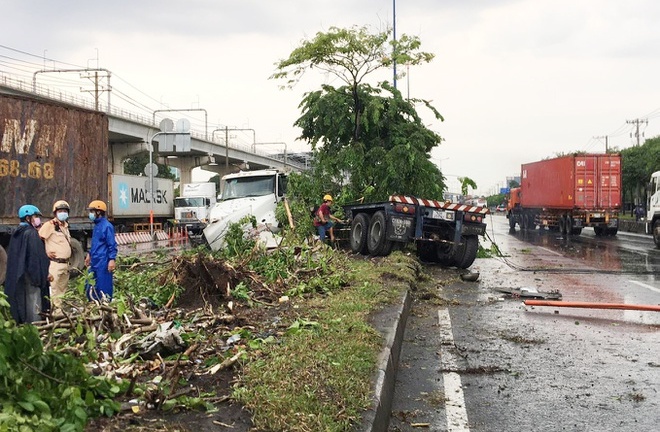 Xe container tông loạn xạ trên xa lộ Hà Nội, giao thông ùn tắc