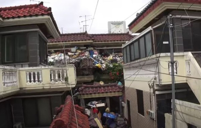 Cụ ông 75 tuổi tích 150 tấn rác trong nhà làm “tài sản” cho con, lý do phía sau đầy xót xa