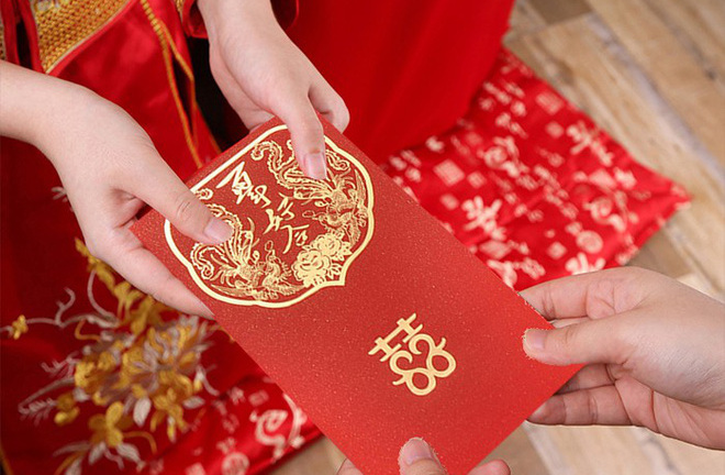 Tấm thẻ chứa 180 triệu đồng mẹ chồng tặng bỗng không có một xu, con dâu “sốc nặng” khi biết sự thật