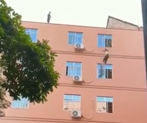 Thót tim cảnh giải cứu bé gái 15 tuổi nhảy lầu tự tử, sự tình phía sau khiến dân mạng phẫn nộ