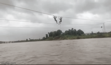 Tin tức đời sống ngày 26/7: Thót tim cảnh hai người đàn ông đu bám trên dây điện suốt 1 tiếng