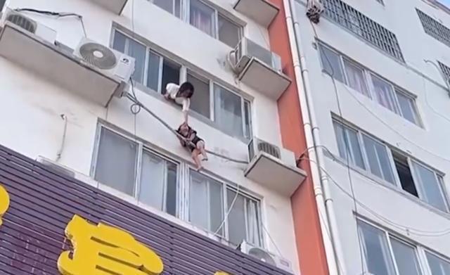 Lao đến cửa sổ sau tiếng tri hô, mẹ tuyệt vọng kêu cứu khi thấy con trong cảnh “ngàn cân treo sợi tóc”