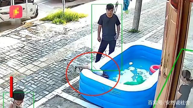 “Gái cưng” nghịch ngợm cắm thẳng đầu xuống bể phao đầy nước, bố nhanh nhạy cứu con trong “tích tắc”