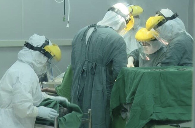 Mổ bắt con thành công cho sản phụ mắc COVID-19