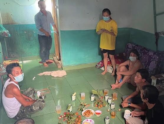 Tụ tập ăn nhậu bất chấp giãn cách xã hội, nhóm 8 người bị phạt 16 triệu đồng