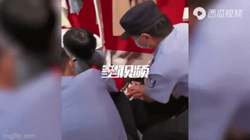 Hoảng loạn cầu cứu cảnh sát vì bạn gái định tự tử, chàng trai bất tỉnh nhân sự khi biết sự thực