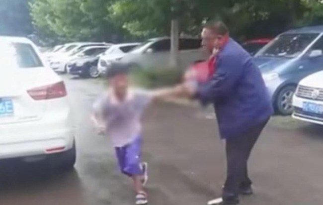 Bố mẹ ly hôn, cậu bé phản ứng dữ dội ngay trước cửa tòa án, ai nhìn thấy cũng quặn lòng