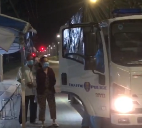 Bắt gặp đôi vợ chồng già đi bộ về nhà giữa đêm sau tiêm vaccine, CSGT có hành động ấm lòng