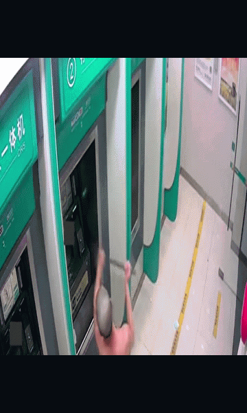 Video: 30 tuổi vẫn không làm được gì, người đàn ông chán nản vác gậy đi đập máy ATM