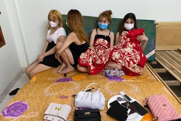 Bắt quả tang nhóm 8 nam, nữ thuê nhà nghỉ để sử dụng ma túy