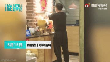 Bị báo cảnh sát vì cho “nước lạ” vào bình pha chế, nam nhân viên thú nhận sự thực gây choáng 