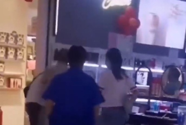 Chồng bắt gặp vợ trong trung tâm thương mại, nhìn người đi cùng liền “nổi cơn tam bành”