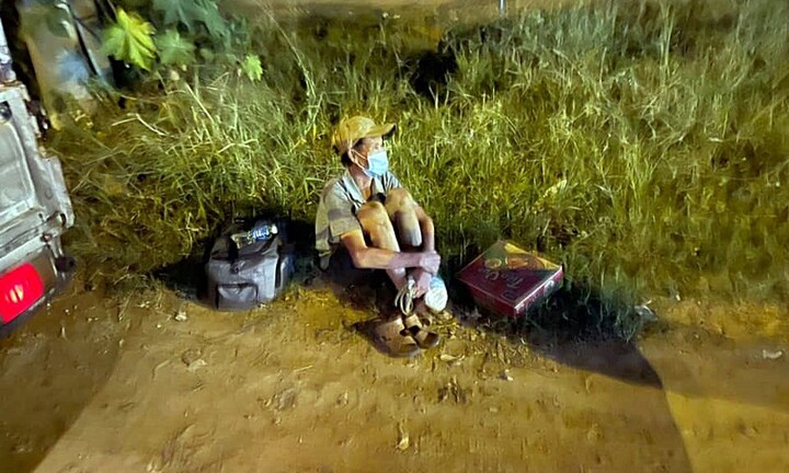 Nhói lòng cảnh người đàn ông ngồi bên chiếc xe đạp gãy vì gặp tai nạn trên đường về quê