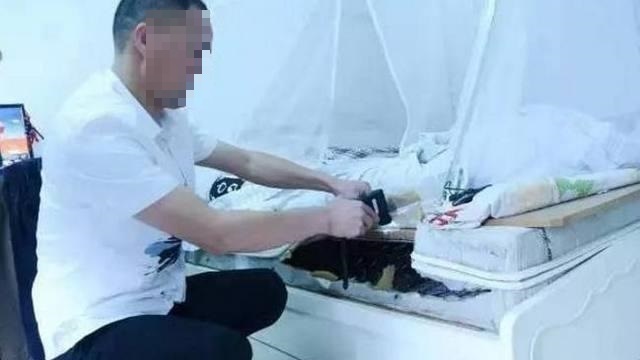 Tấm đệm bỗng phát ra âm thanh lạ, người đàn ông “chết sững” khi thấy những thứ lúc nhúc bên trong