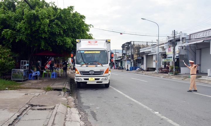 Cà Mau không gỡ bỏ quy định bắt tài xế test lại COVID-19