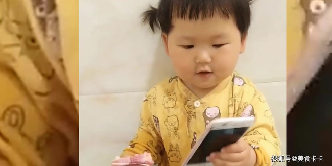 Con gái hào hứng mang đồ của bố đi giặt, ngờ đâu giúp mẹ “lật tẩy” bí mật giấu kín bấy lâu