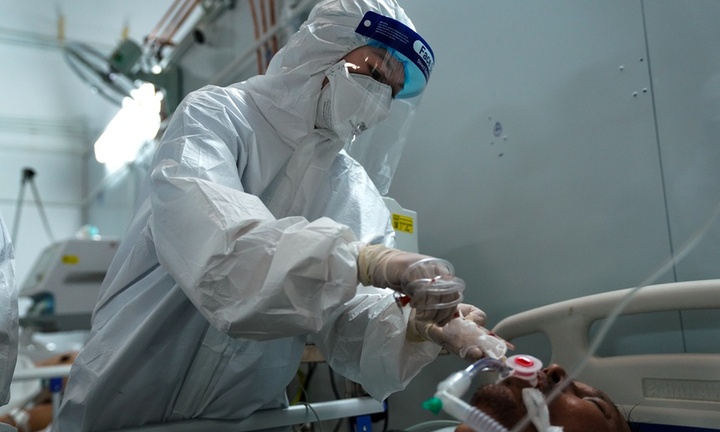 Người chăm sóc F0 tại nhà cần trang bị các dụng cụ phòng hộ nào?