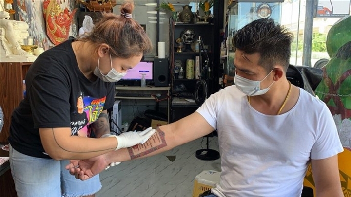 Người đàn ông yêu vợ xăm giấy đăng ký kết hôn lên tay, dân mạng thích thú khen “ông chồng của năm