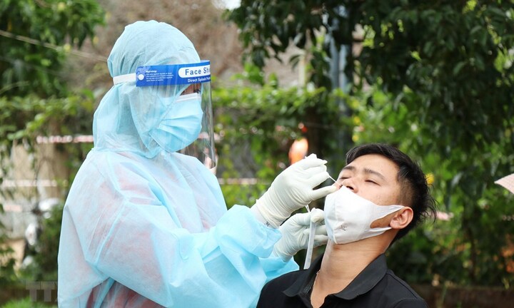 Để tập trung đông người làm lây lan dịch bệnh, hai cán bộ xã bị tạm đình chỉ