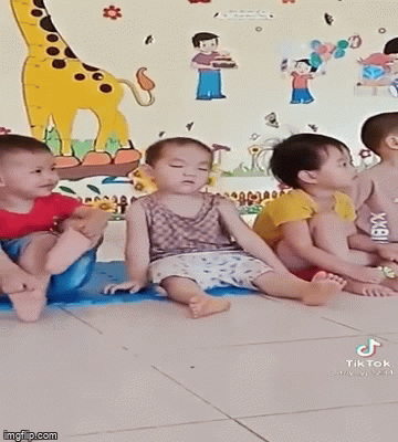 Video: Bé trai ngủ gật trong lớp, ngã lăn cả ra sàn, dân mạng xem xong “ôm bụng cười”