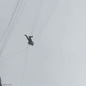 Video: Người đàn ông chật vật đu bám đường dây điện, ai nấy kinh ngạc khi biết nguyên nhân 