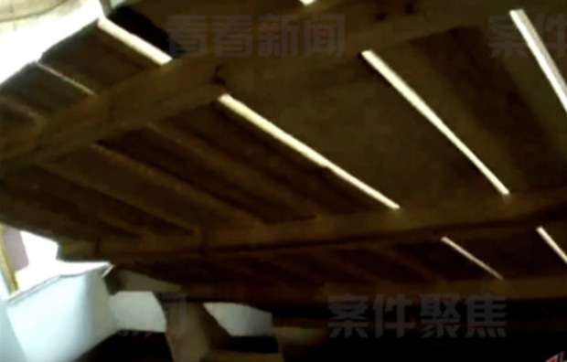 Tìm kiếm món đồ đánh rơi, người đàn ông tái mặt báo cảnh sát vì thấy thứ kinh hãi dưới gầm giường