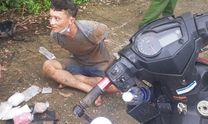 Lâm Đồng: Hàng chục công an vay bắt 2 thanh niên chở gần 1kg ma túy