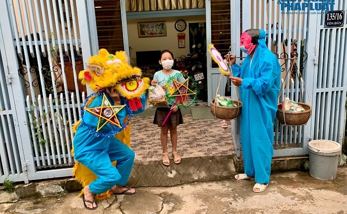 Thầy giáo 8x mặc đồ bảo hộ, hóa thân thành ông Địa đem niềm vui Trung thu đến với các em nhỏ