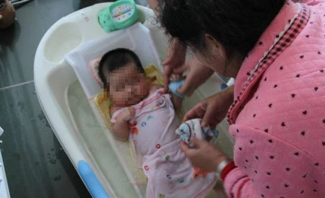 Con trai tắm xong cả người đỏ rực như tôm luộc, mẹ bàng hoàng khi bác sĩ chỉ ra sai lầm 