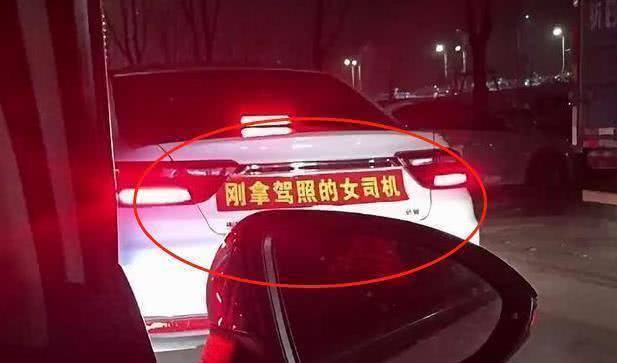 Chủ xe dán băng rôn chỉ viết 8 chữ phía sau ô tô, các tài xế khác nhìn thấy liền tránh vội