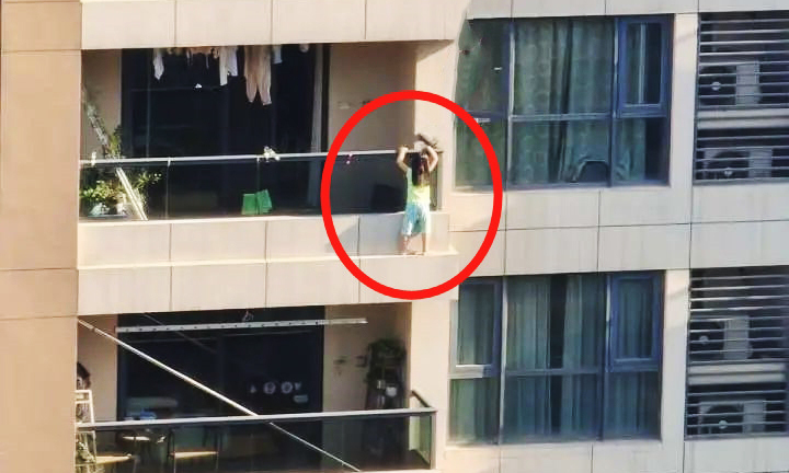 Tin tức đời sống ngày 27/9: Hoảng hồn cảnh bé gái 4 tuổi đu bám ngoài ban công tầng 11