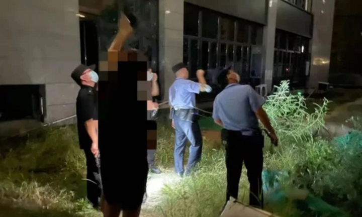 Chồng “nóng máu” tung gần 60 triệu qua cửa sổ tầng 20, vợ bất lực cầu cứu cảnh sát 