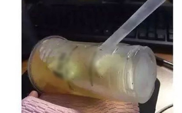 Shipper vô tình làm nứt cốc trà sữa, khách không tức giận còn có hành động khiến dân mạng hết lời khen ngợi