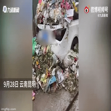 Chủ ô tô nghênh ngang đậu xe giữa đường, cả xóm hợp sức trừng trị nhưng gây tranh cãi gay gắt