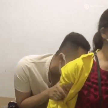 Video: Lần đầu đưa vợ đi đẻ, anh chồng khóc nức nở khi đợi ngoài phòng chờ sinh