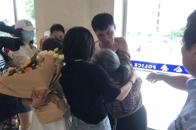 Bé trai bị bắt cóc năm 6 tuổi, lén giấu mảnh giấy dưới gối suốt 32 năm với hy vọng tìm lại gia đình