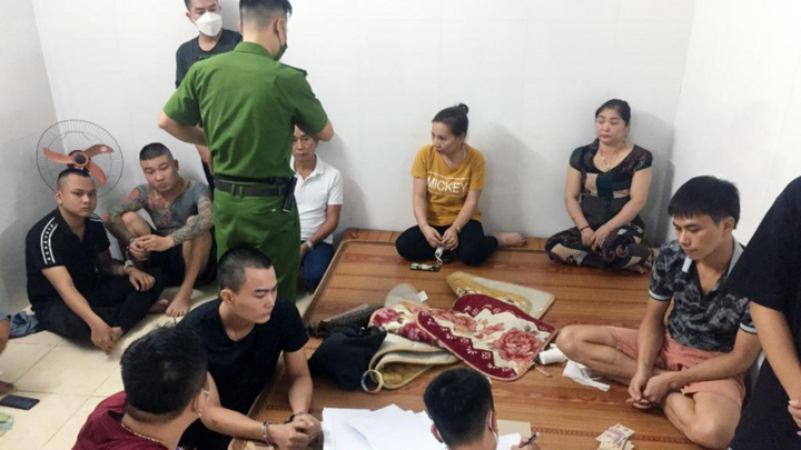 Đột kích tụ điểm đánh bạc ở Nghệ An, thu giữ 700 triệu đồng và nhiều tang vật