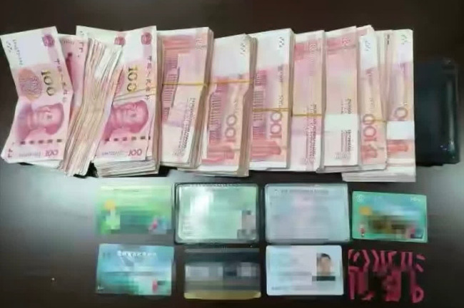 Nam sinh đi tàu về quê, sách trong balo bỗng biến thành 300 triệu khiến cả nhà ngỡ ngàng