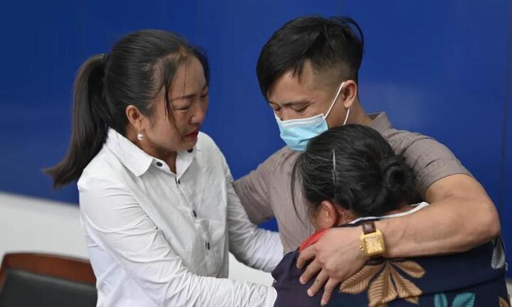 Bà mẹ 32 năm nhặt rác ở ga tàu đợi con trai mất tích, cảnh đoàn tụ gây xúc động mạnh