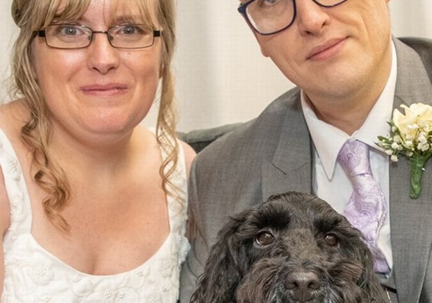 Người phụ nữ tỉnh giấc vì chó cưng điên cuồng liếm mặt, vừa nhìn qua cửa liền hoảng loạn gọi cứu hỏa