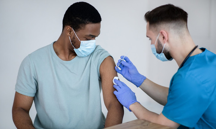 Làm cách nào để phân biệt triệu chứng COVID-19 và phản ứng sau tiêm vaccine?