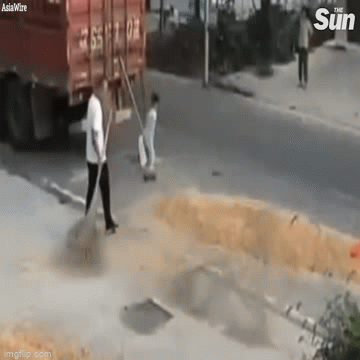 Video: Giật mình cảnh bé trai mải chơi không nhìn đường, bị máy gặt tông ngã nhào