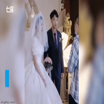 Phù rể bất ngờ quỳ gối trao nhẫn cho cô dâu, dân tình thắc mắc “chuyện tình trái ngang sao?”