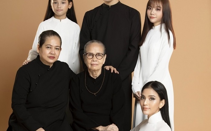 Trương Thị May khoe ảnh cùng hai người phụ nữ quan trọng nhất cuộc đời nhân dịp 20/10