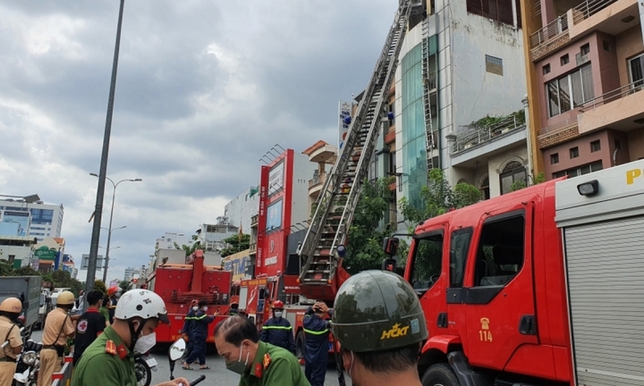 Nhà 5 tầng ở TP.HCM bốc cháy dữ dội, nhiều người hốt hoảng tháo chạy