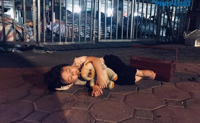 Nghẹn ngào rơi lệ trước bộ ảnh