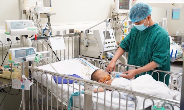 Bé trai 20 tháng tuổi bị hoại tử bộ phận sinh dục do gia đình tự đắp lá cây chữa nhọt