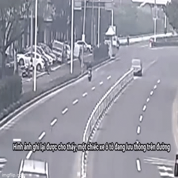 Video: Ngủ gật đâm thẳng vào dải phân cách, nam tài xế thoát chết một cách khó tin