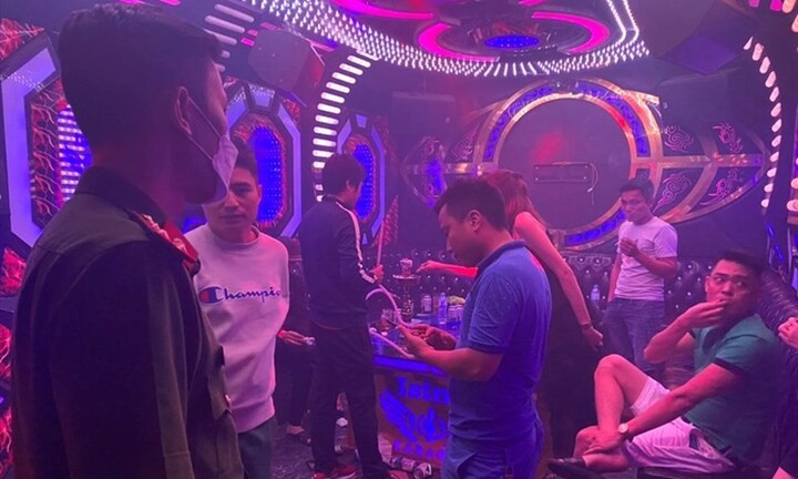 Bắt quả tang quán karaoke hoạt động chui, điều 10 nhân viên tiếp khách giữa đêm