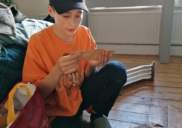 TV rơi làm vỡ gạch nền nhà, bé trai 14 tuổi dọn dẹp thì phát hiện thứ khó tin